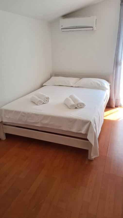 Apartments Golub Nin Esterno foto